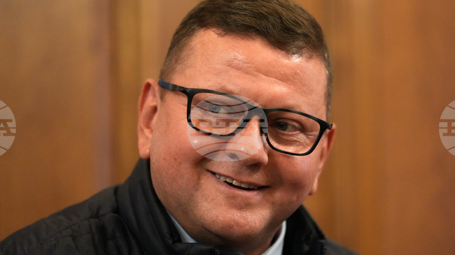 АП: Бившият главнокомандващ украинската армия, смятан за главен политически съперник на Зеленски, разкри в интервю разногласия помежду им