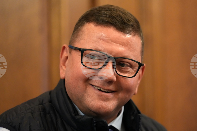 АП: Бившият главнокомандващ украинската армия, смятан за главен политически съперник на Зеленски, разкри в интервю разногласия помежду им