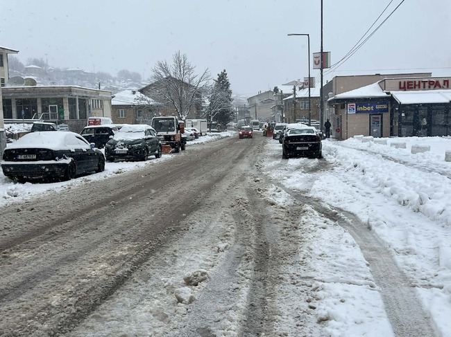 Осем машини почистват пътищата в община Опака при снежна покривка над 15 см