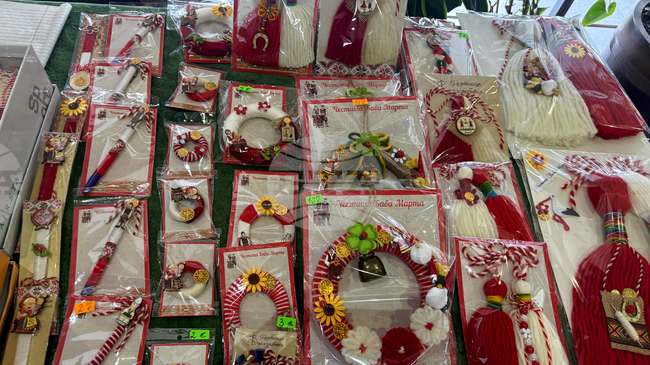 Базар за мартеници е подреден в Община Самоков в помощ на Центъра за настаняване от семеен тип за деца