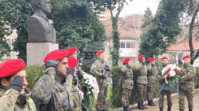 Военни подразделения участват в чествания в цялата страна за 189-ата годишнина от рождението на Васил Левски, съобщиха от Министерството на отбраната 
