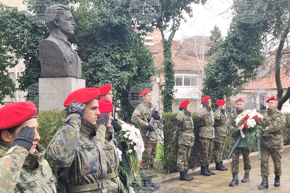 Военни подразделения участват в чествания в цялата страна за 189-ата годишнина от рождението на Васил Левски, съобщиха от Министерството на отбраната 