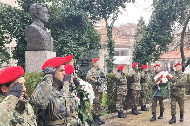 Военни подразделения участват в чествания в цялата страна за 189-ата годишнина от рождението на Васил Левски, съобщиха от Министерството на отбраната 