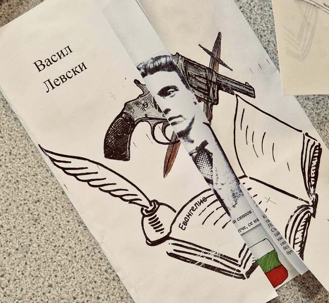 Децата от Българското училище „Зора“ в Бейзингстоук, Англия, изработиха лапбук, посветен на Васил Левски