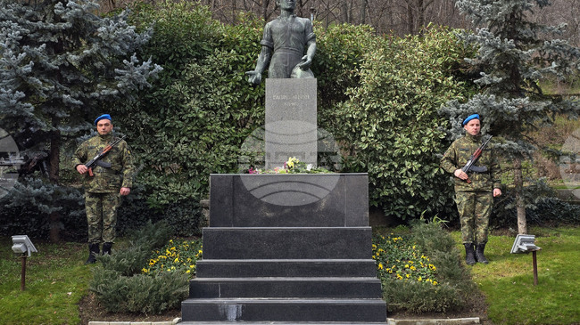 С поднасяне на венци и цветя пред паметника на Васил Левски в Пловдив почетоха 153-ата годишнина от гибелта на Васил Левски 