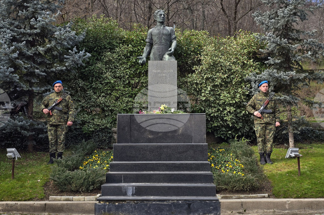 С поднасяне на венци и цветя пред паметника на Васил Левски в Пловдив почетоха 153-ата годишнина от гибелта на Васил Левски 