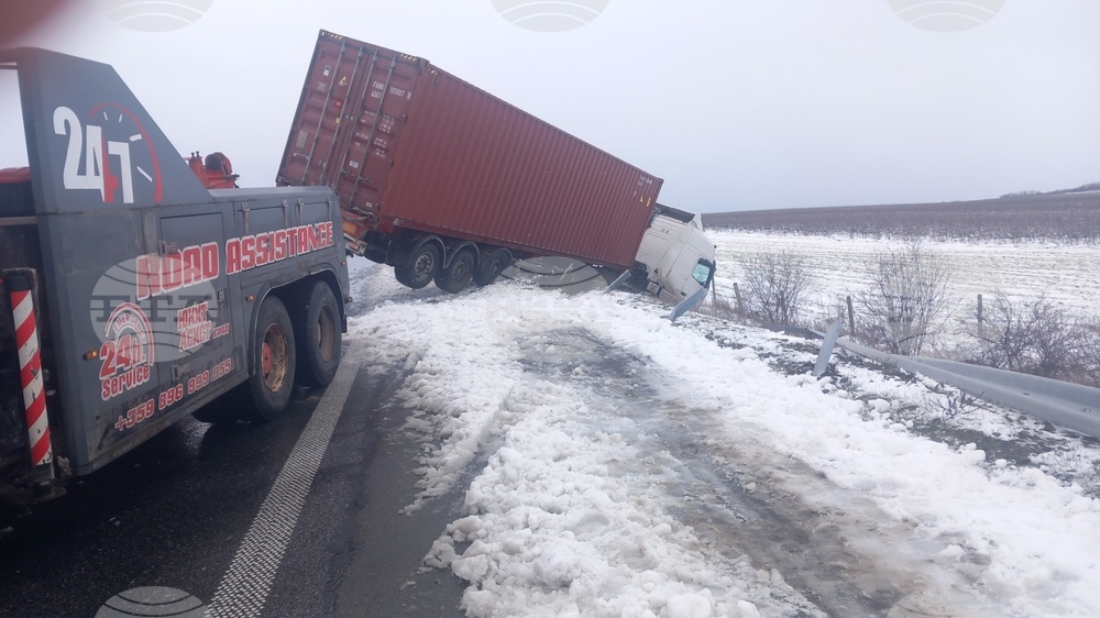 Магистрала „Тракия" в участъка от Бургас до с. Зимница остава затворена в двете посоки 