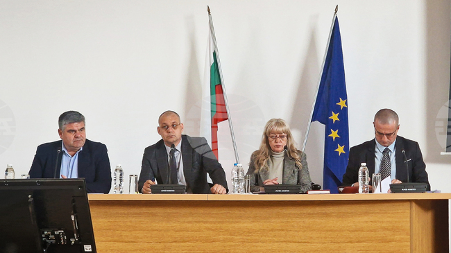 Всички доказателства сочат, че при Петрохан става въпрос за самоубийство, а при Околчица за убийства и последвало самоубийство, каза прокурор Наталия Николова 