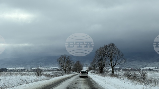 Основните пътни артерии в Самоков са проходими при зимни условия, почистват се тротоари и стълбищни пространства