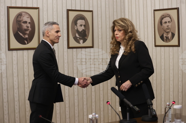 Кандидатът за служебен премиер Андрей Гюров представи състав на правителство, президентът Илияна Йотова ще насрочи избори на 19 април