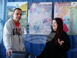 Интервю за рубрика „Лица“ на бюлетин „Школата БТА“. На снимката (от ляво надясно): Данаил Алексиев, графичен дизайнер в отдел „Облик“, и Йоанна Георгиева, стажант в отдел „Социални мрежи“