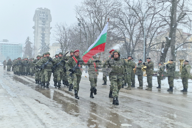 Маневрената рота от 29-и механизиран батальон на Пето бригадно командване в Шумен бе посрещната от мисия в Косово с военен ритуал