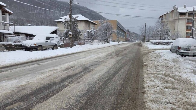 Oсновните пътни артерии на територията на община Етрополе са почистени и проходими при зимни условия, съобщиха от Общината 