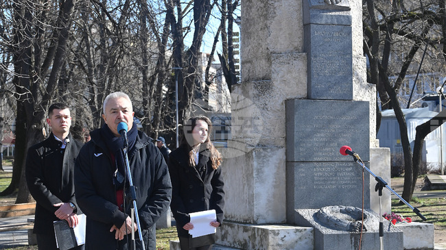 С поднасяне на венци и цветя пред паметника на Левски и програма с рецитации и песни в Монтана отбелязаха 153-тата годишнина от гибелта на Апостола
