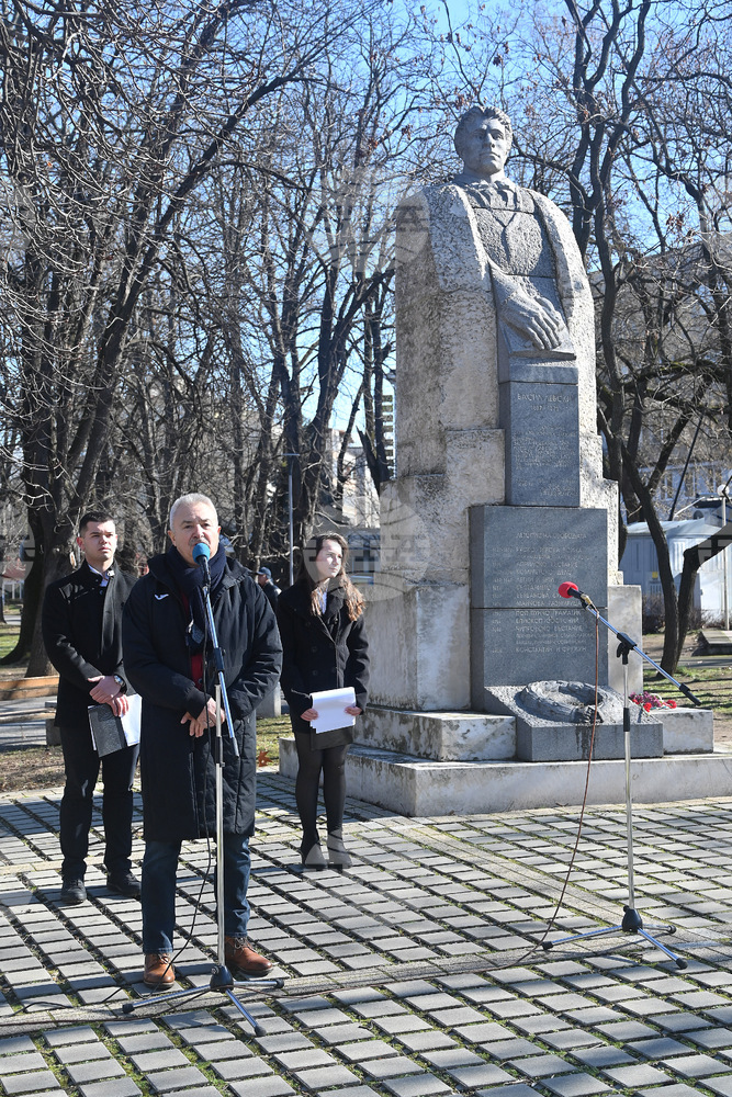С поднасяне на венци и цветя пред паметника на Левски и програма с рецитации и песни в Монтана отбелязаха 153-тата годишнина от гибелта на Апостола