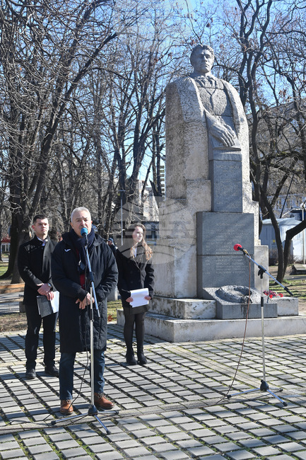 С поднасяне на венци и цветя пред паметника на Левски и програма с рецитации и песни в Монтана отбелязаха 153-тата годишнина от гибелта на Апостола