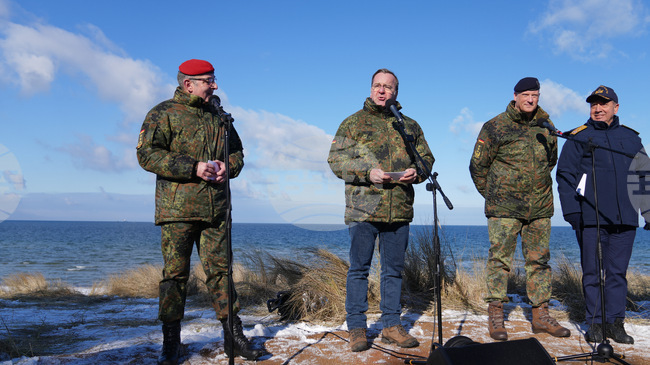 Германският министър на отбраната разкритикува Тръмп заради това, че се държи с Путин като с приятел