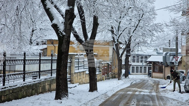 Основните пътни артерии в Разград са почистени, общинската пътна мрежа остава трудно проходима при зимни условия