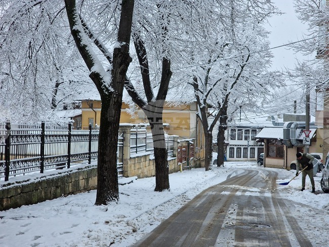 Основните пътни артерии в Разград са почистени, общинската пътна мрежа остава трудно проходима при зимни условия