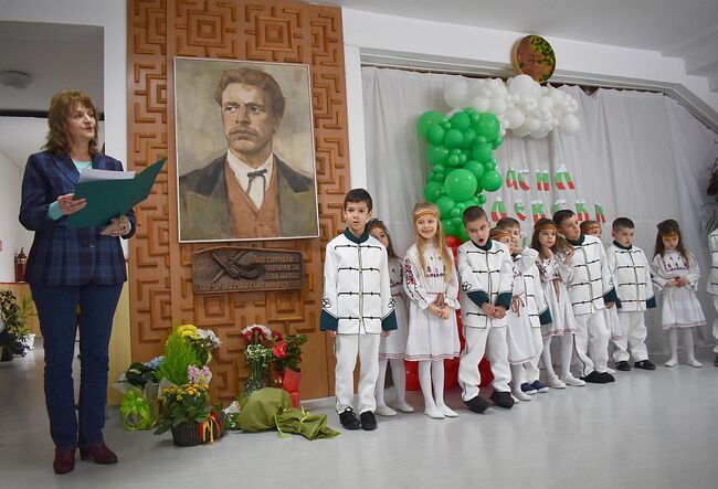 Заместник-кметът на Община Разград Елка Неделчева поздрави деца и педагози от ДГ “Васил Левски“ за патронния им празник 