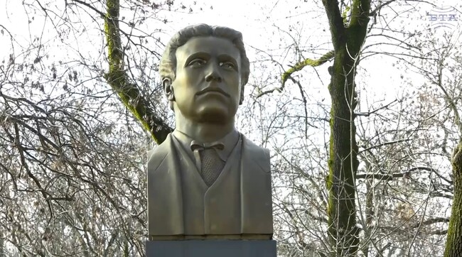 Във Военната академия в София почетоха паметта на Апостола на свободата с военен ритуал и поднасяне на цветя пред паметника на Васил Левски