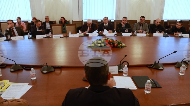 Износът на горива за февруари с танкери от "Нефтохим" е за 105 700 тона, за март са договорени 120 000 тона, каза Румен Спецов пред депутати 