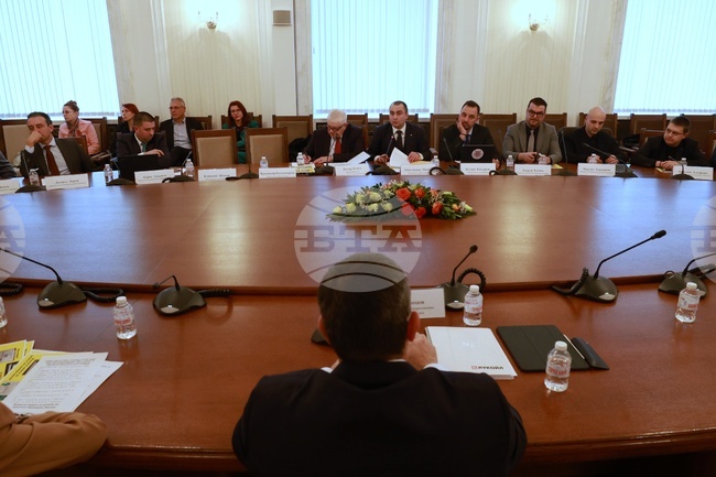 Износът на горива за февруари с танкери от "Нефтохим" е за 105 700 тона, за март са договорени 120 000 тона, каза Румен Спецов пред депутати 