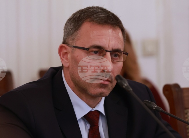 Спестени са 8 млн. долара с премахването на посредничеството на „Литаско“, каза Румен Спецов пред икономическата комисия в НС