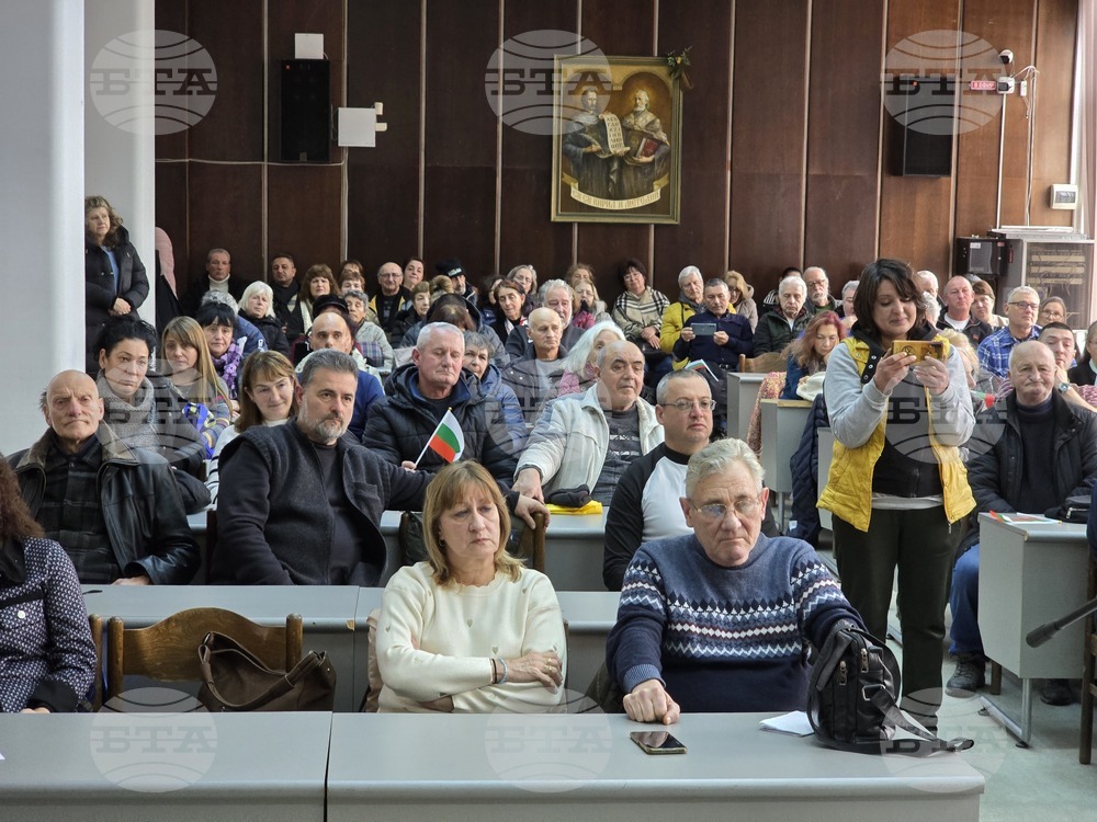 Жители на Сливен, общественици, учители, културни дейци, представители на различни организации се събраха в защита на низвергнатия свещеник Иван Иванов