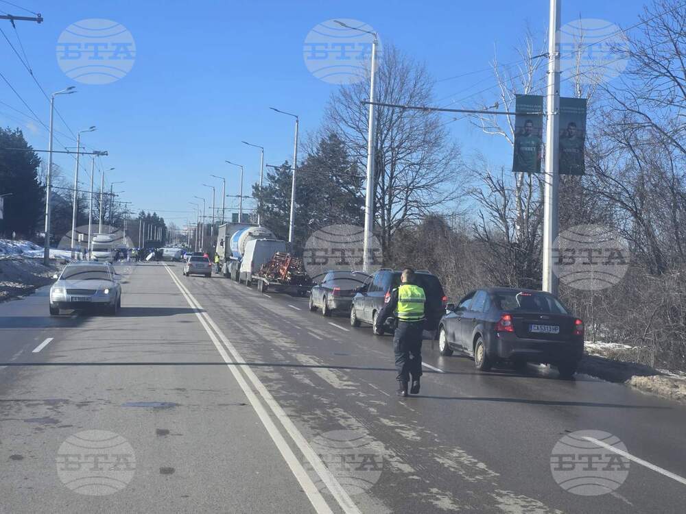 От полицията изясняват причините за катастрофата с четири автомобила, станала на входа на Враца откъм Мездра