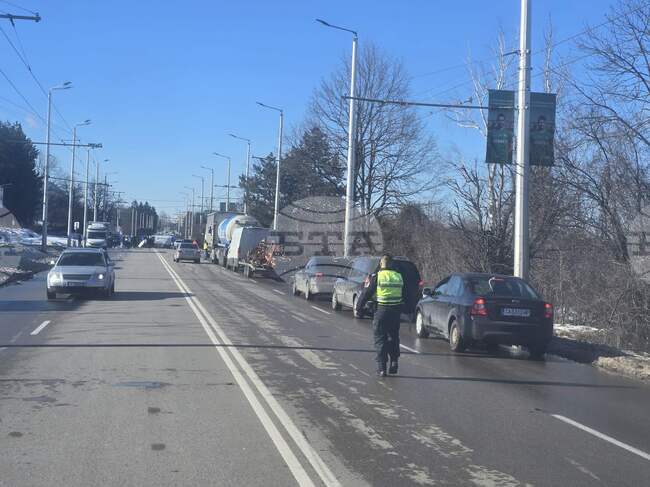 От полицията изясняват причините за катастрофата с четири автомобила, станала на входа на Враца откъм Мездра