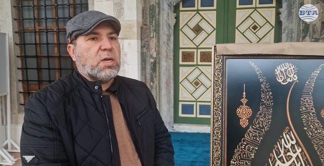 Cetin Emin Revives Rare Naht Art, Combining Ottoman Calligraphy with 3D Woodcarving