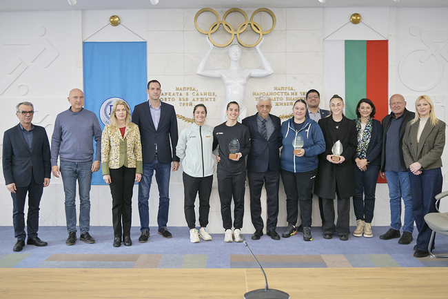 Ректорът на НСА проф. Красимир Петков награди европейските шампионки по бадминтон