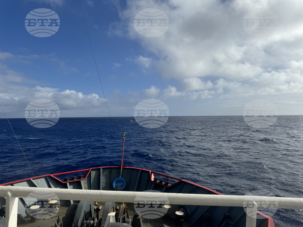 Bulgarian Naval Research Ship Crosses Antarctic Border during Return Voyage