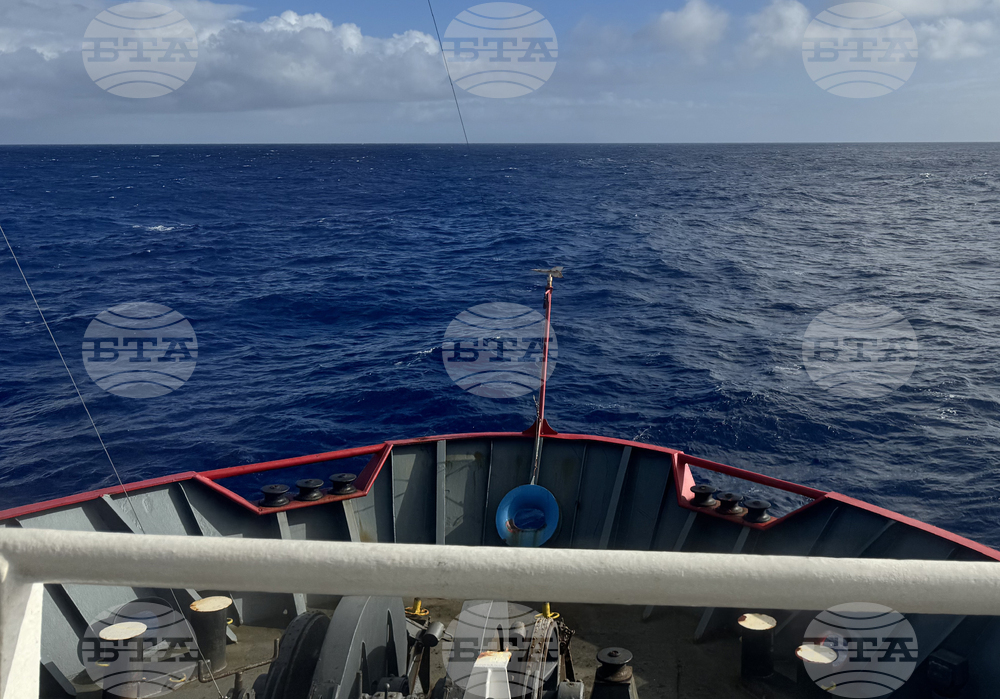 Антарктида - 34-та българска антарктическа експедиция - научноизследователски кораб "Св. св. Кирил и Методий"