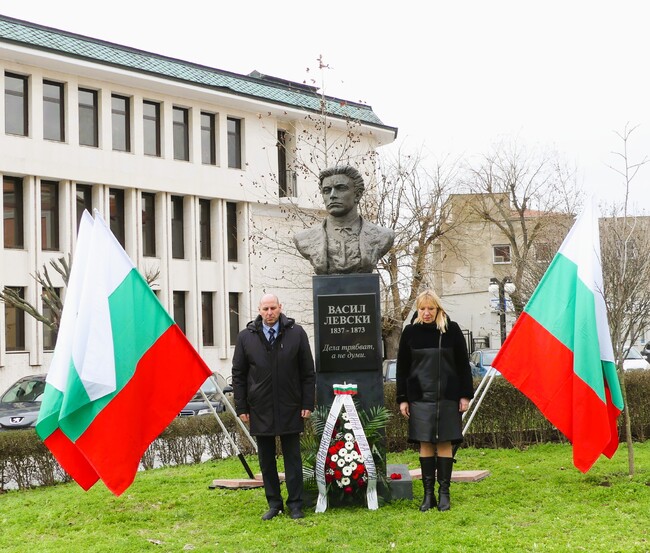 С церемония пред паметника на Левски Нова Загора почете 153-тата годишнина от гибелта на Апостола на свободата