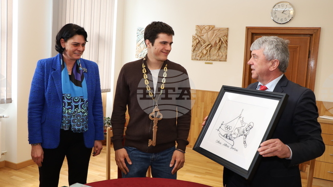 Тържествено посрещане на олимпийския медалист Тервел Замфиров в неговата Алма матер