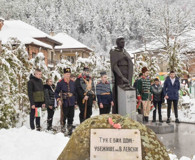 Жителите на Етрополе почетоха паметта на Апостола на свободата с поднасяне на венци и цветя пред паметника му 