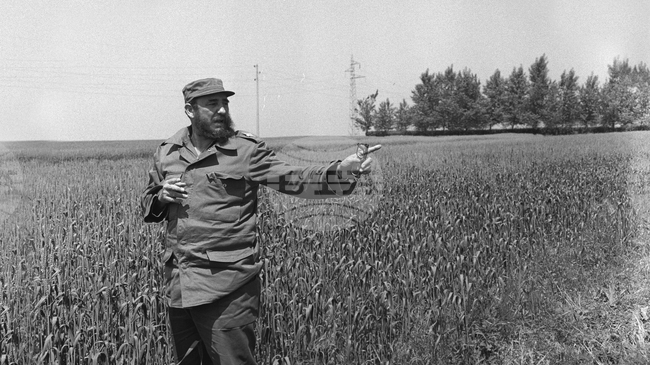 След 50 години начело на Куба, Фидел Кастро се оттегля от властта на 19 февруари 2008 г.