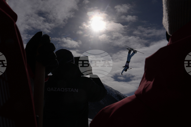 Обилният снеговалеж продължава да нарушава програмата на Игрите, отложиха финала във въздушната акробатика при мъжете в ските свободен стил за петък