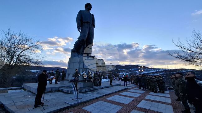 С гражданско поклонение и военен ритуал пред паметника на Васил Левски в Ловеч бяха отбелязани 153 години от гибелта му