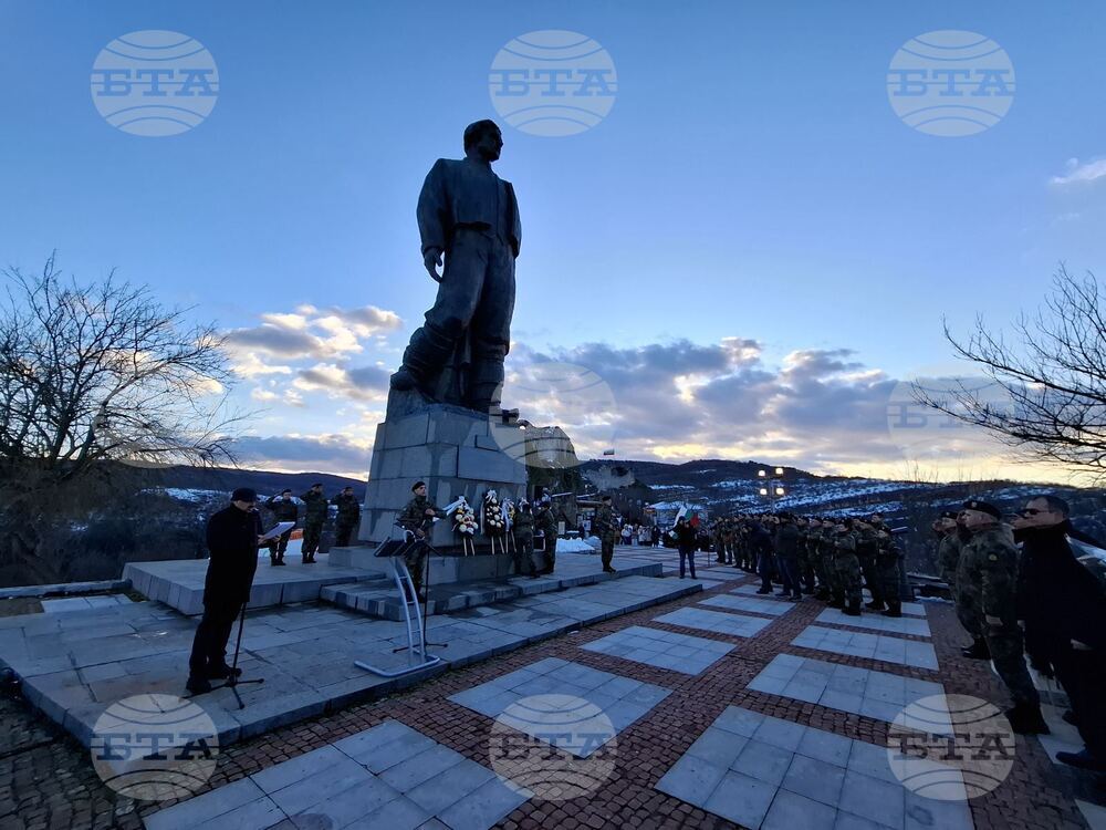 С гражданско поклонение и военен ритуал пред паметника на Васил Левски в Ловеч бяха отбелязани 153 години от гибелта му