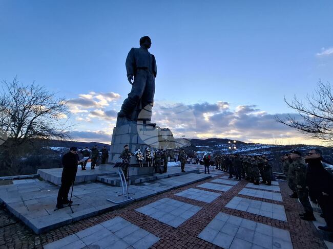 С гражданско поклонение и военен ритуал пред паметника на Васил Левски в Ловеч бяха отбелязани 153 години от гибелта му