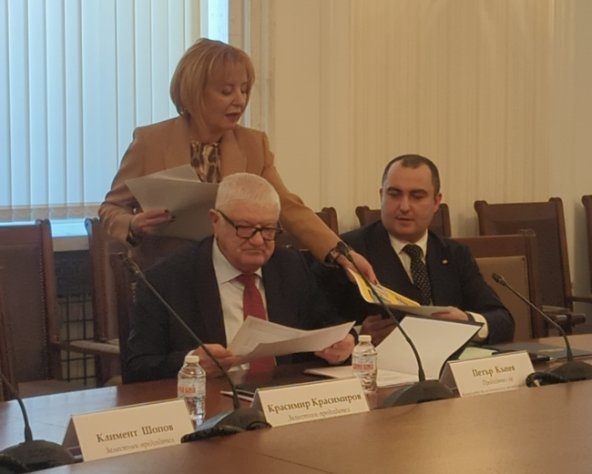 Манолова в парламента: Спешно гласувайте приетия на първо четене Закон “Антиспекула” 