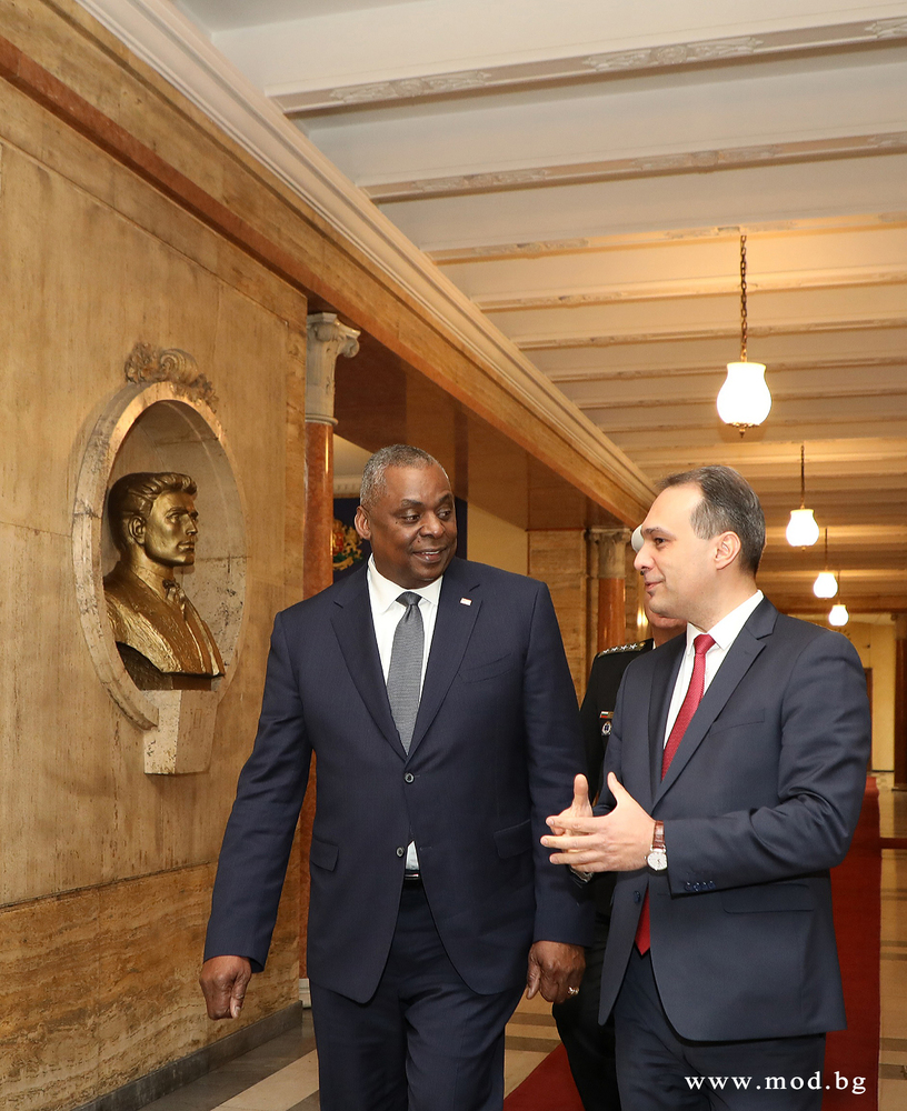 Министърът на отбраната Драгомир Заков и секретарят по отбраната на САЩ Лойд Дж. Остин обсъдиха развитието на двустранното стратегическо партньорство 