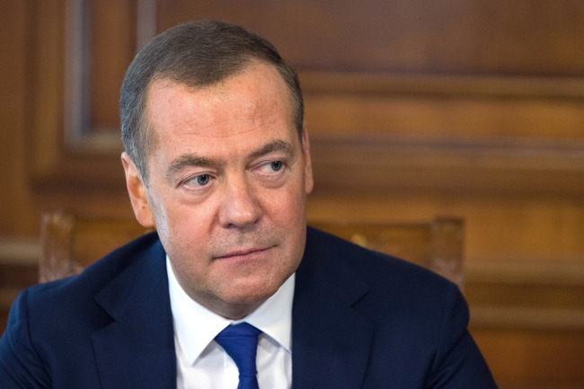 Нека жителите на Молдова сами решават какви са, но молдовските власти трябва да уважават суверенитета на Приднестровието, каза Медведев
