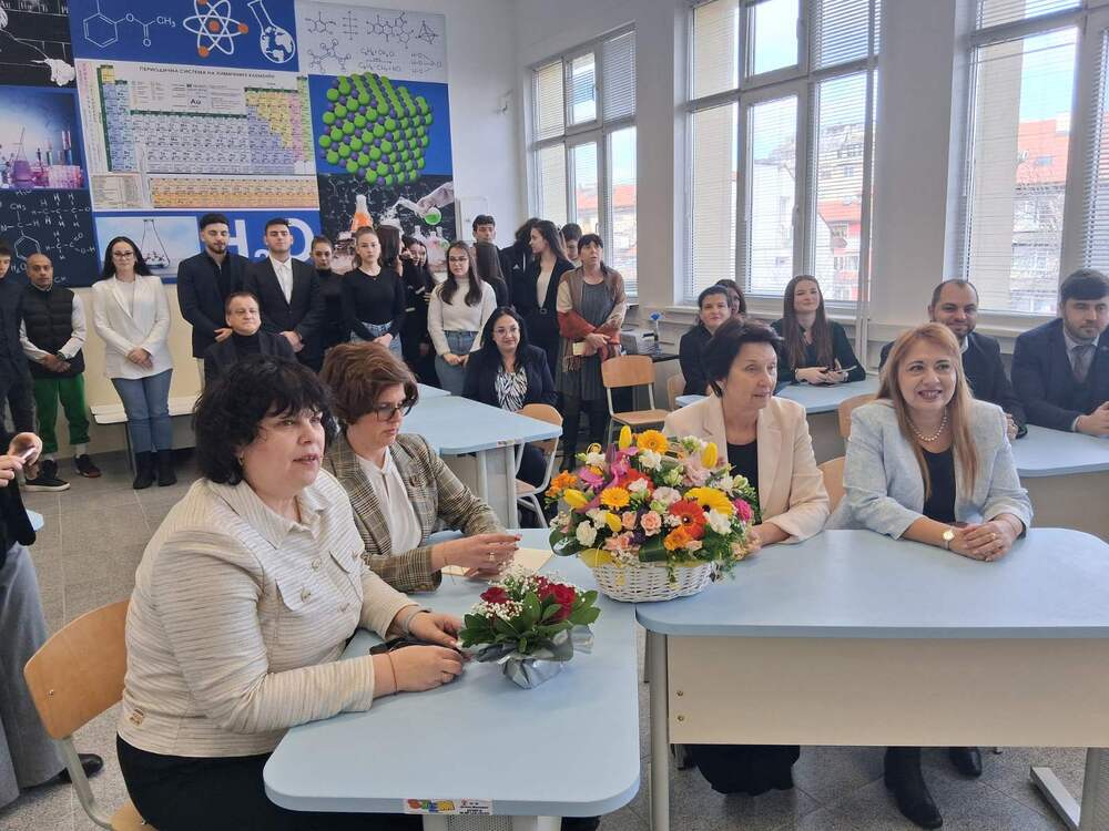  Зам.-министърът на образованието Емилия Лазарова и началникът на РУО в София-град откриха STEM център в 29-о Средно училище „Кузман Шапкарев“ 