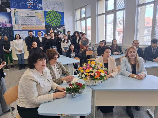  Зам.-министърът на образованието Емилия Лазарова и началникът на РУО в София-град откриха STEM център в 29-о Средно училище „Кузман Шапкарев“ 