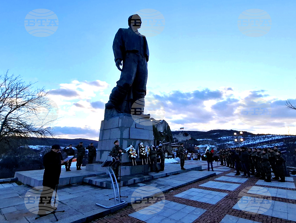 Ловеч - Васил Левски - почит
