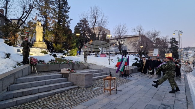 Велико Търново отбеляза 153 години от обесването на Васил Левски с военен ритуал пред паметника му в центъра на града 